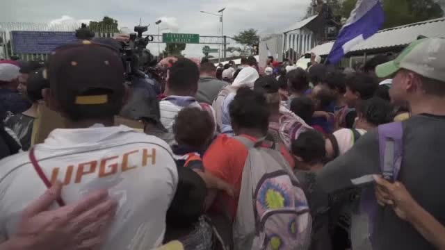 Miile de migranți care se îndreaptă spre SUA, descriși de Trump ca fiind ”infractori înrăiți”