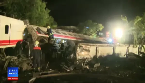 Accident feroviar cu 17 morți și peste 120 de răniți. Mai multe persoane, prinse în vagoane