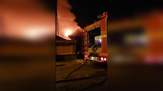 Incendiu la un atelier de tâmplărie. Voluntarii au fost chemați să intervină