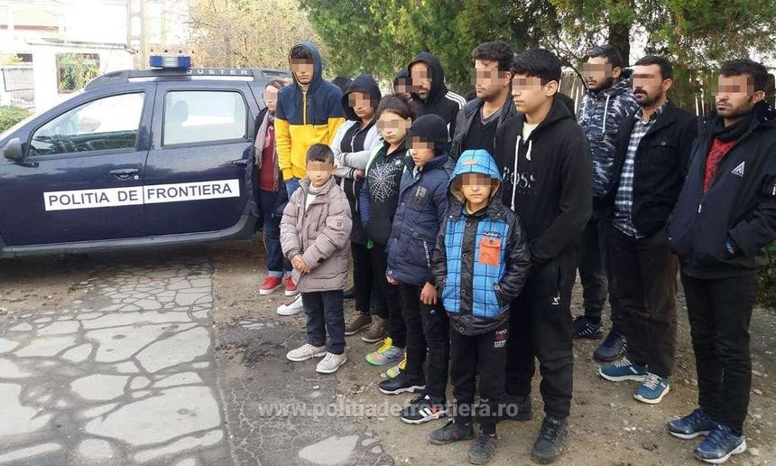 Ce au descoperit polițiștii de frontieră printre mărfurile dintr-un microbuz