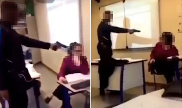 Un elev își amenință profesoara cu o armă: ”Mă treci prezent”. Urmarea incidentului. VIDEO