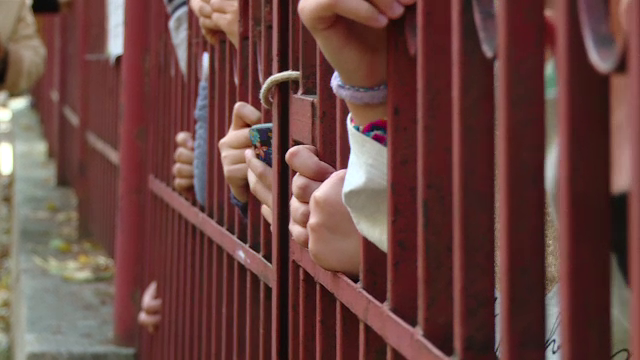 Învăţătorul acuzat că ar fi strâns de gât un elev a anunţat că îşi dă demisia. Părinţii au făcut plângere