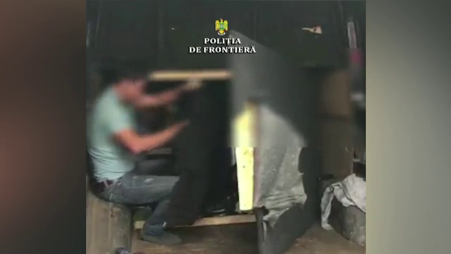Şapte migranţi au fost descoperiţi de poliţiştii de frontieră din Arad, ascunşi intr-o maşina, în spatele unui perete fals
