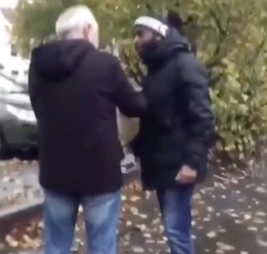 Pensionar trântit la pământ de un hoț în plină stradă. ”Te rog, sunt prea bătrân”. VIDEO