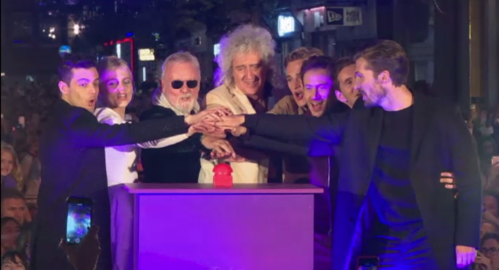 Foști membri Queen, invitați să aprindă luminile festival de Crăciun în Londra