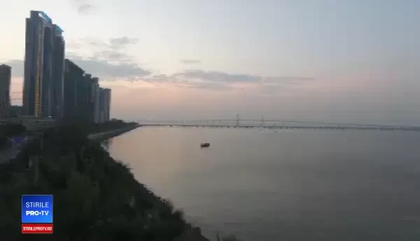 Cel mai lung pod maritim din lume va fi deschis. De ce este controversată monstruoasa construcție