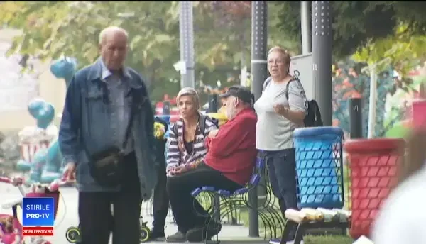 Românilor nu le pasă dacă fumează în zone interzise. Reacția unei femei, prinsă cu țigara în parc