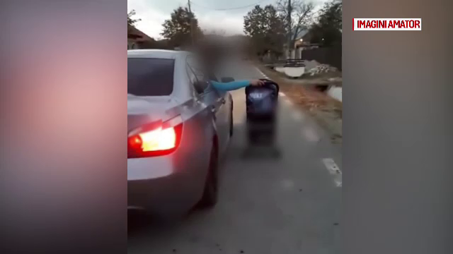 Cărucior cu un bebeluș, împins din mașină. Mamă: ”A fost un pic de amuzament”