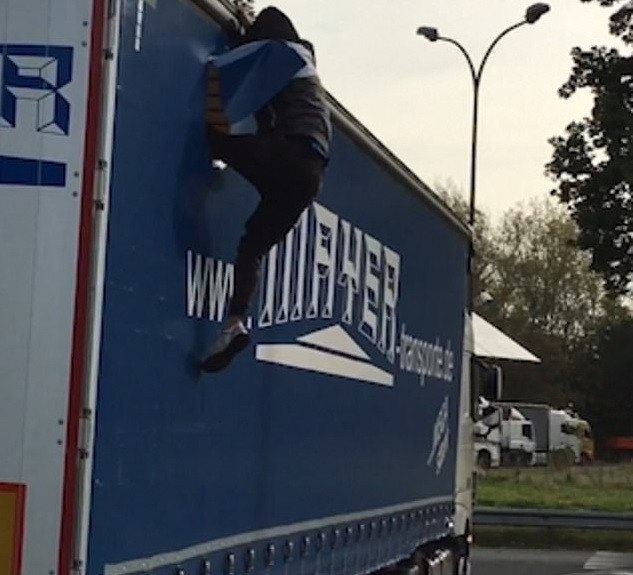 Gestul șocant făcut de migranții ascunși într-un TIR când își dau seama că merg în direcția greșită. VIDEO