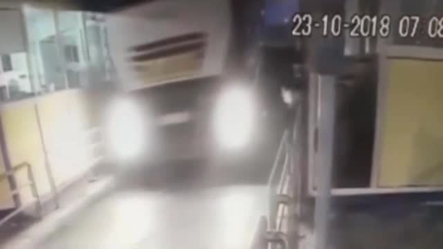 Un TIR agabaritic a făcut prăpăd la stația de taxare de la Fetești