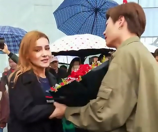 Scandalul iscat în stradă de un tânăr căruia i-a fost refuzată cererea în căsătorie. ”Am bani”