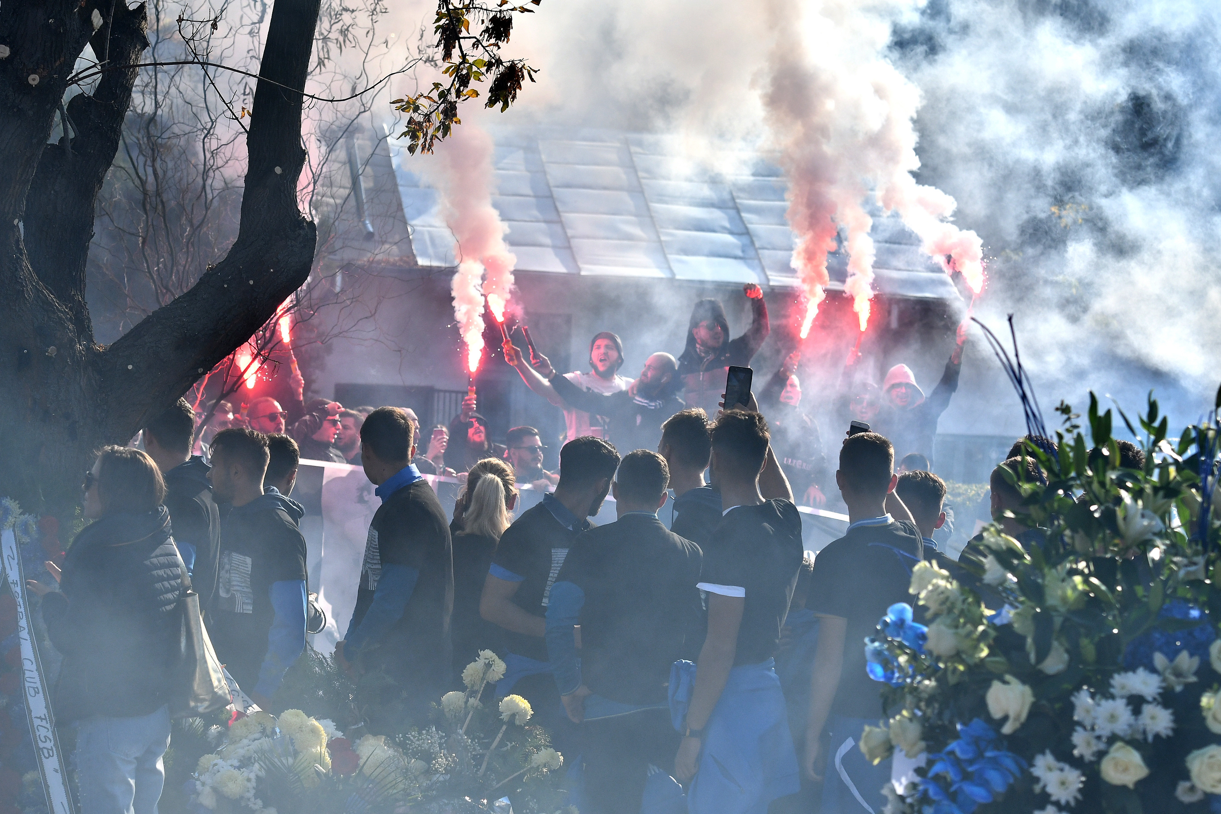 Suporteri asistă la slujba de înmormântare a fotbalistului Ilie Balaci, la cimitir