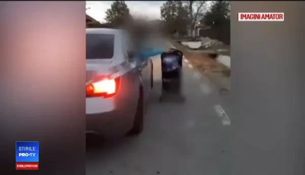 Șofer FILMAT împingând pe lângă mașină un cărucior cu un bebeluș în el. Anunțul Poliției