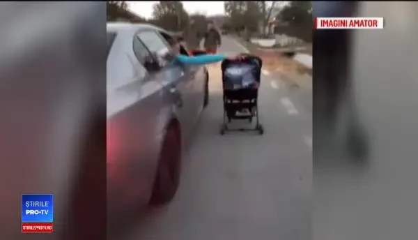 Cărucior cu un bebeluș, împins din mașină. Mamă: A fost un pic de amuzament