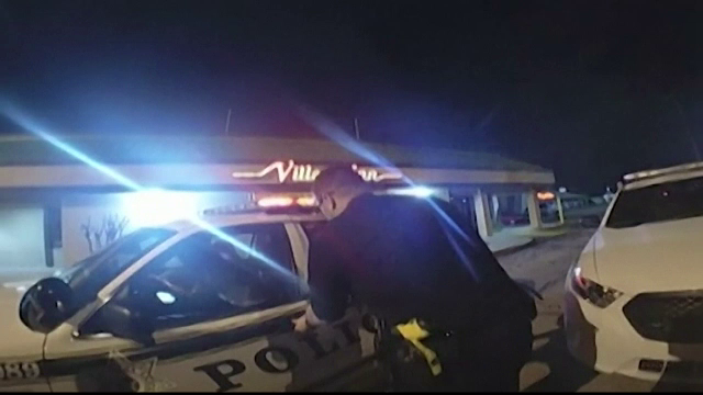 Cum a reușit o femeie să fugă cu mașina polițiștilor, deși avea cătușele la mâini. VIDEO