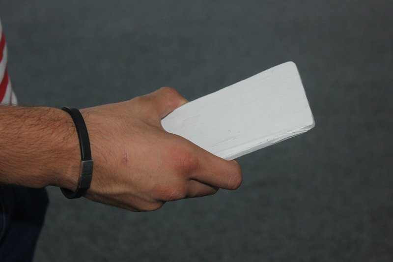 Bărbat din Alba, convins să cumpere o bucată de gresie pe post de iPhone6. Cât a plătit pe ea