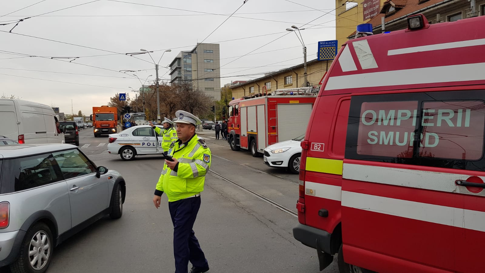 Două tramvaie s-au ciocnit, într-o intersecție din Capitală. FOTO