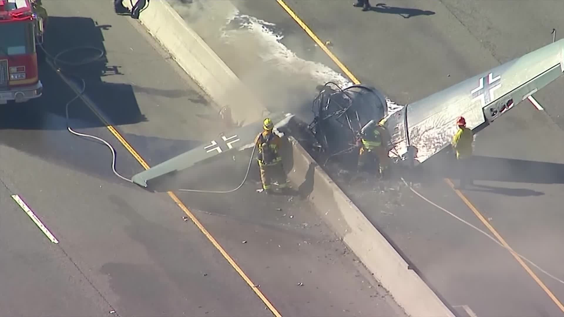 Un avion din anii '30, cu însemne naziste pe aripi, s-a prăbuşit pe o şosea din SUA