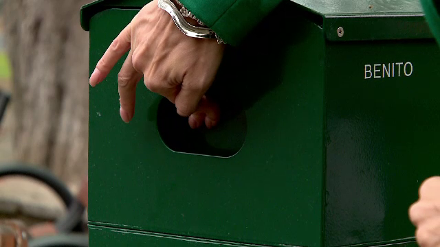 În România se fură și pungile pentru excrementele animalelor, din tonomate montate în parcuri