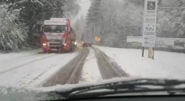 Incidente din cauza zăpezii. Două TIR-uri au derapat, un autocar cu copii, blocat la Păltiniș