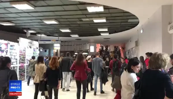 Aglomeraţie pe Magistrala 2, după ce metrourile nu au circulat o oră. Explicaţia Metrorex
