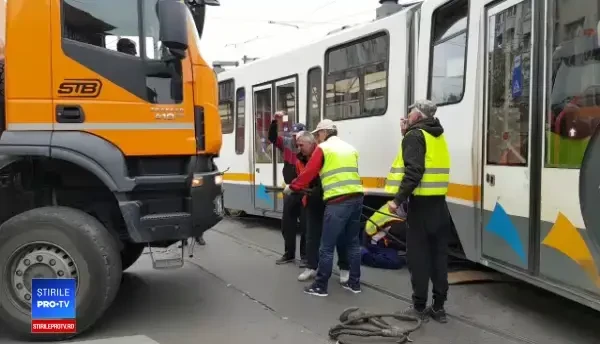 Două tramvaie s-au ciocnit, într-o intersecție din Capitală. FOTO