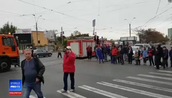 Două tramvaie s-au ciocnit, într-o intersecție din Capitală. FOTO