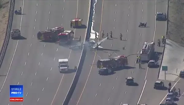 Un avion din anii '30, cu însemne naziste pe aripi, s-a prăbuşit pe o şosea din SUA