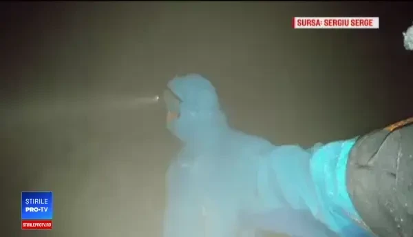 Un val de aer polar s-a năpustit peste România. Două persoane, rănite de copacii doborâţi