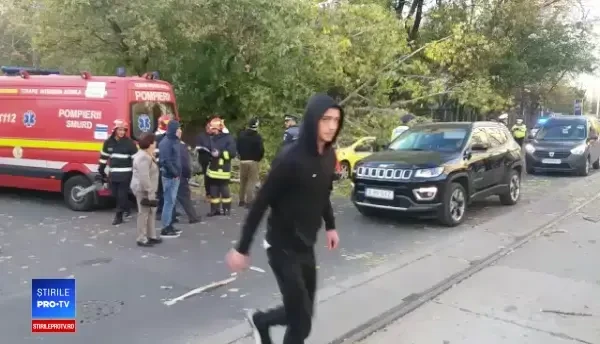 Bărbat rănit după ce un copac a căzut pe maşina în care se afla, în Capitală. FOTO