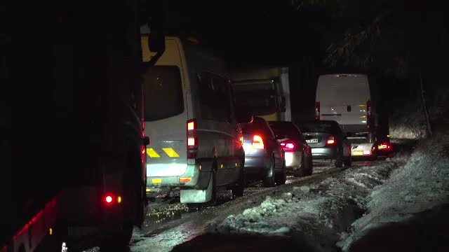 Şosele blocate de ninsoare. "Drumarii mai mult au mângâiat zăpada, le-a fost milă de ea"