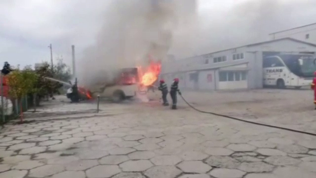 Un microbuz a luat foc din senin, într-o parcare din Slatina. VIDEO