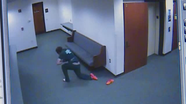 Doi deținuți au rupt-o la fugă din sala de judecată. Ce a făcut judecătorul