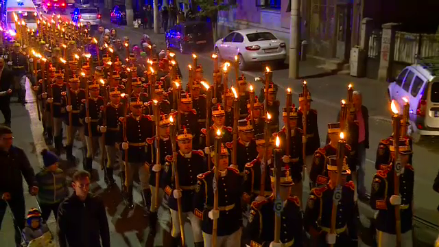 Defilare cu torțe pe străzi, în memoria ostașilor care s-au jertfit pentru țară, de Ziua Armatei