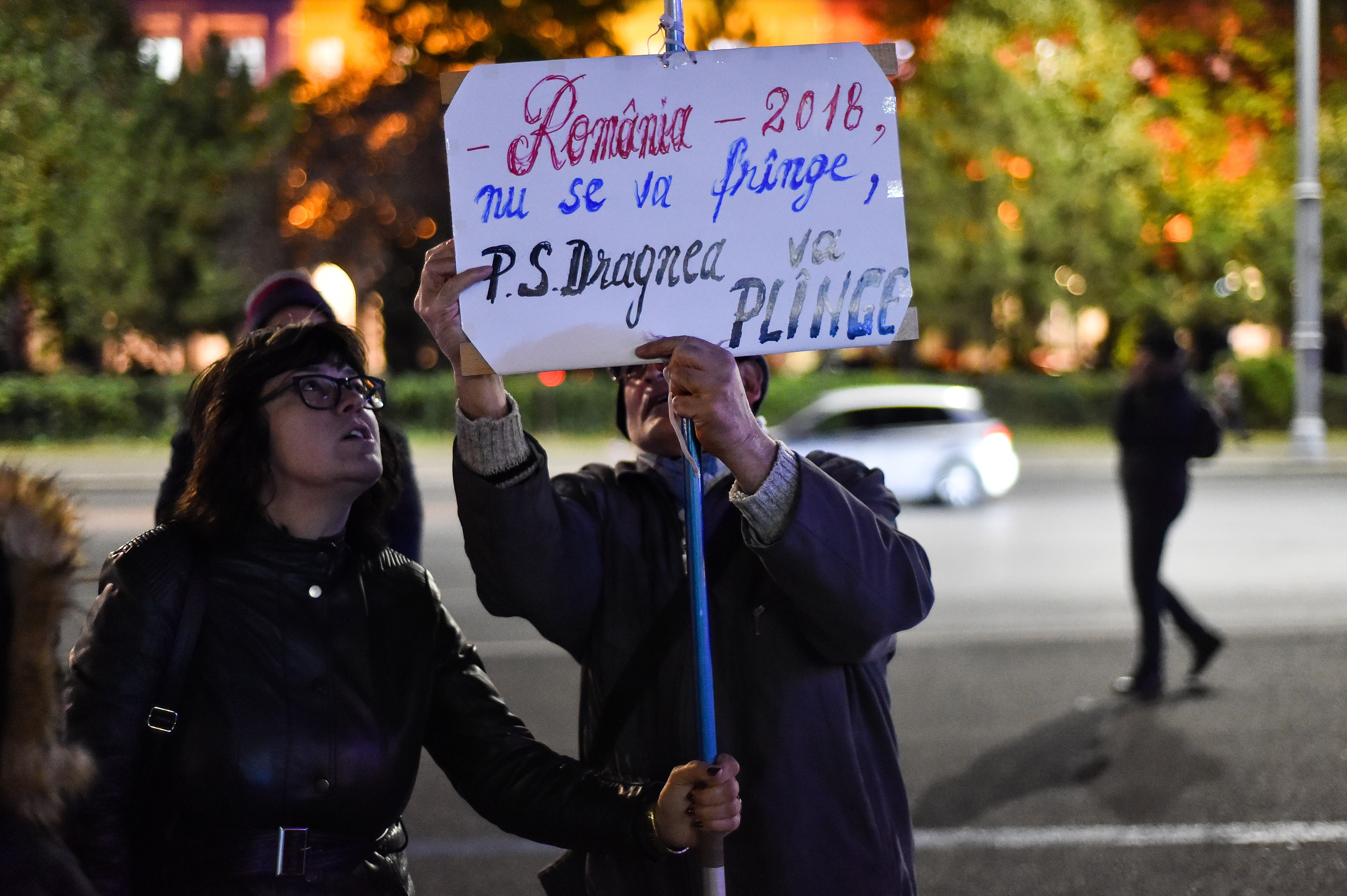 100 de persoane la protestul împotriva deciziei de revocare a lui Augustin Lazăr din Piața Victoriei