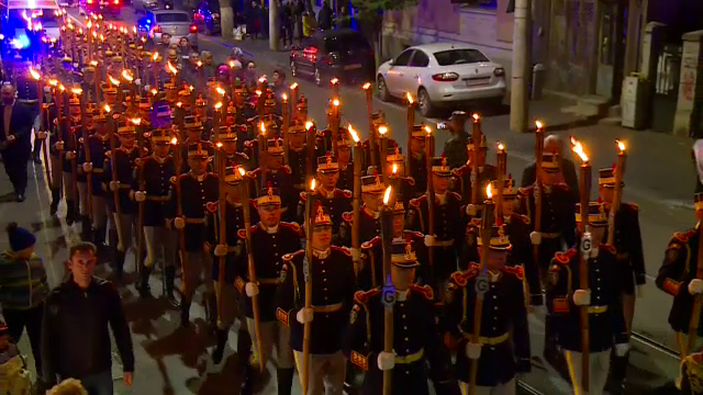 Defilare cu torțe pe străzi, în memoria ostașilor, de Ziua Armatei