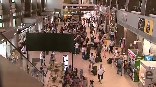 Alertă cu bombă falsă pe Otopeni. Un avion Wizz Air a aterizat de urgență