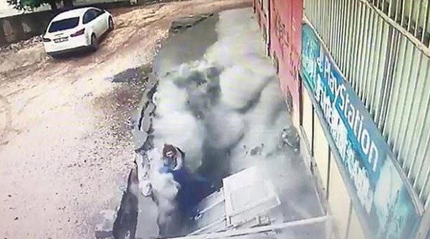 Momentul în care două femei au fost „înghițite” de o groapă uriașă, după ce asfaltul a cedat sub ele