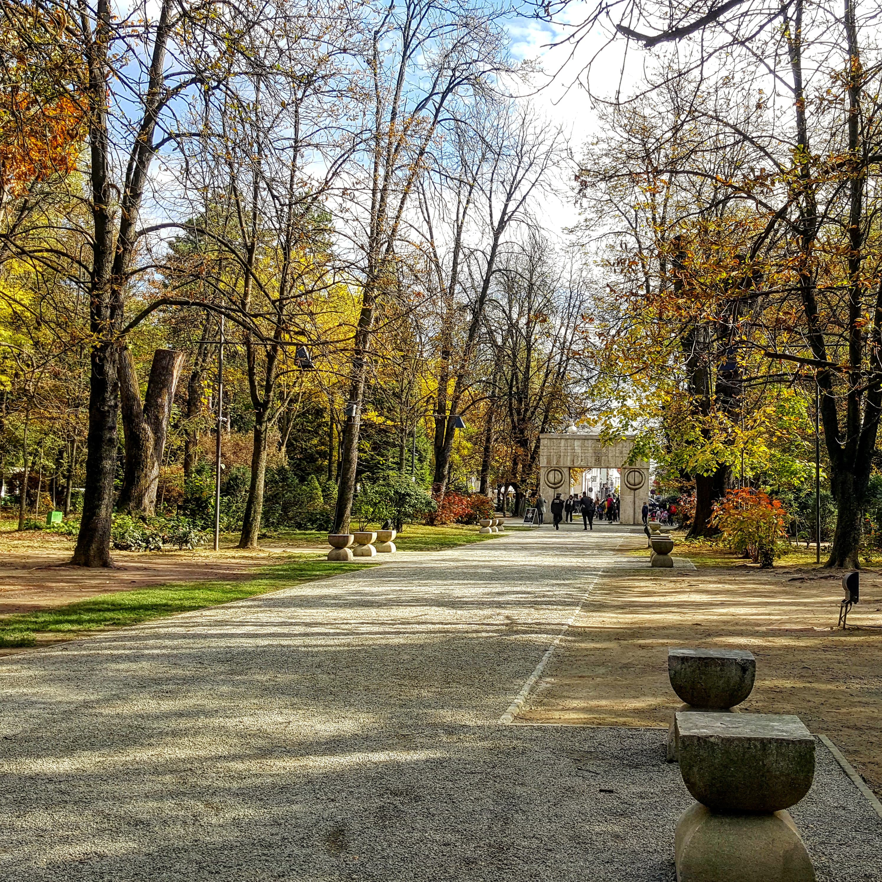 Pete care "fură" din farmecul Porţii Sărutului. Operele lui Brâncuşi, la 80 de ani de la inaugurarea ansamblului