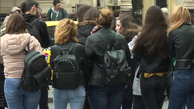 Aluziile sexuale în spațiul public, amendate cu 10.000 de lei. ”Sunt fluierată pe stradă”