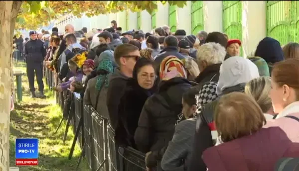 Zeci de mii de credincioși, veniți pe Dealul Patriarhiei la procesiunea de Sfântul Dumitru