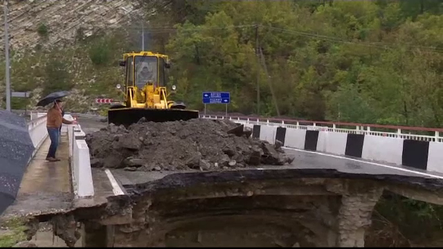 Inundații devastatoare: într-o zi a plouat cât în două luni. Un pod s-a prăbușit
