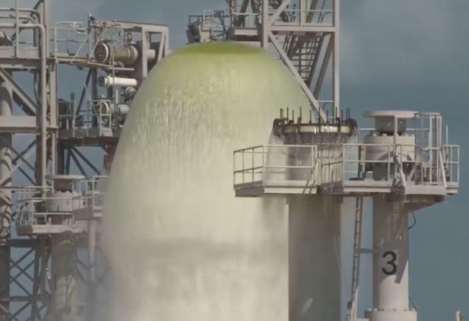 Momentul în care NASA a vărsat într-un minut 2000 de tone de apă pe o platformă de lansare. VIDEO