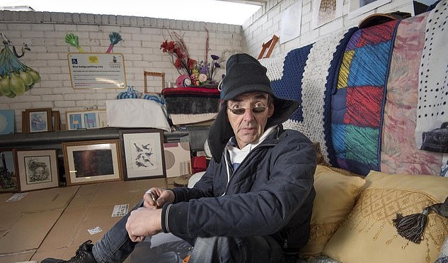 Căminul creat de un om fără adăpost într-o parcare. ”Îmi place un pic de lux”