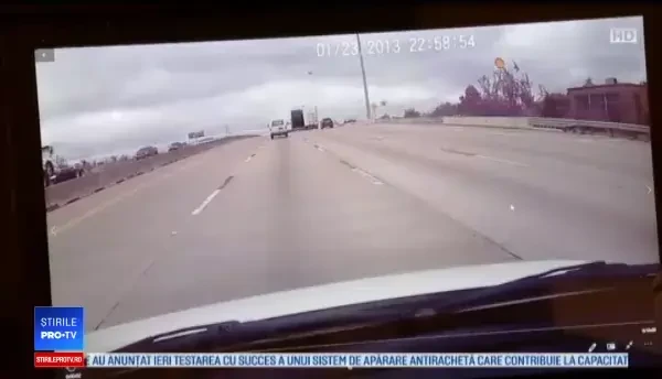 Scenele filmate pe o autostradă în SUA. Un cilindru uriaș s-a rostogolit printre mașini