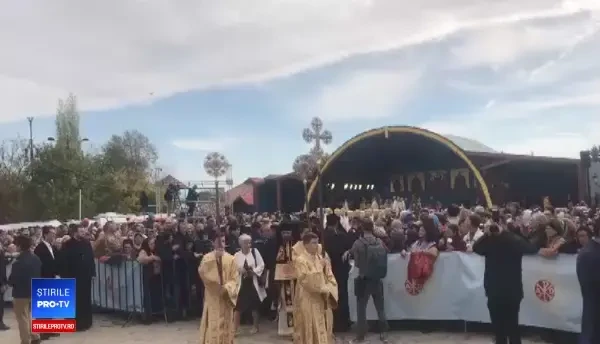 Premierul României, la racla Sfântului Dimitrie: Am venit să mă rog pentru poporul român