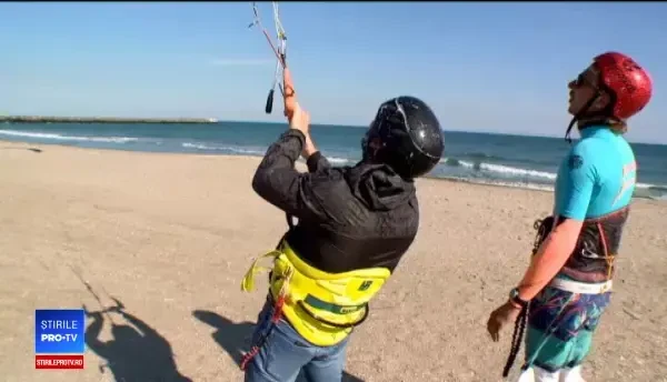Instructorii români de kite surfing, examen pe litoral pentru a obține certificare internaţională