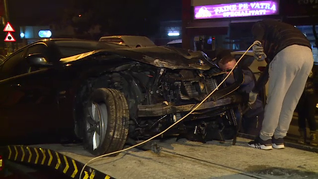 O șoferiță cu BMW a avariat 3 mașini și a lovit un stâlp de iluminat în Capitală