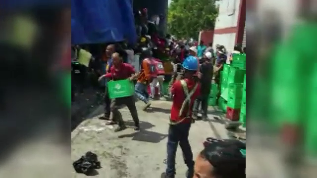 Un camion cu bere s-a răsturnat. Ipostazele în care au fost surprinși mai mulți bărbați