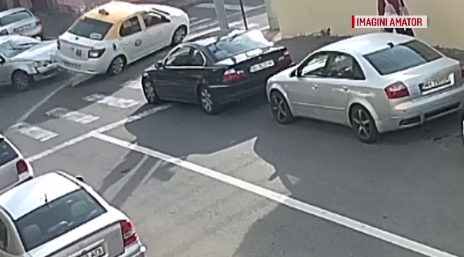 Momentul șocant în care un șofer lovește în plin un taxi care circula regulamentar